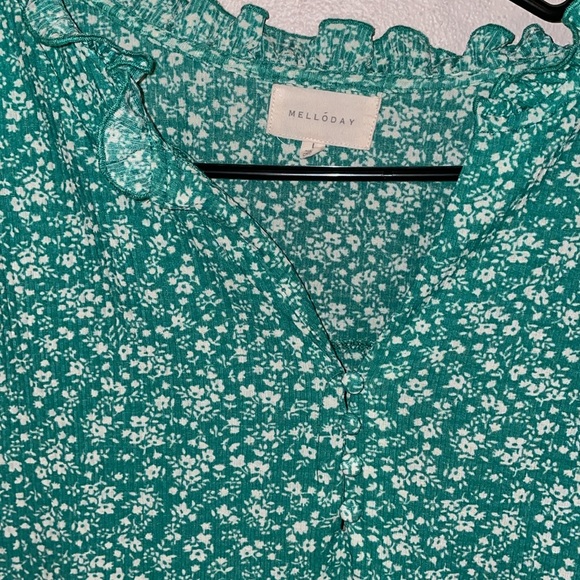 Green top - Picture 2 of 2